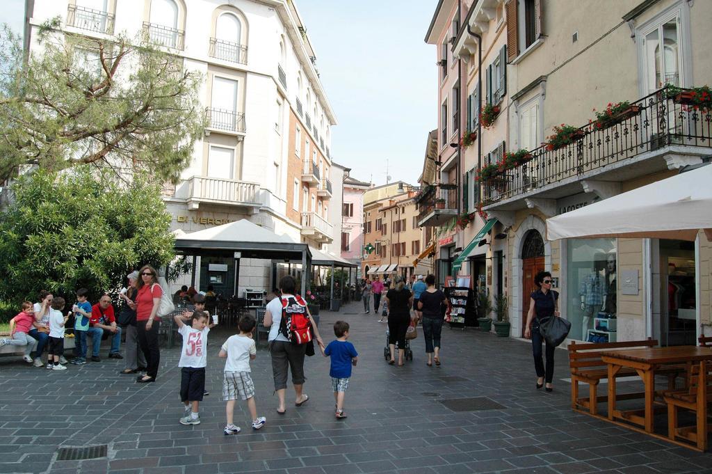 Hotel Desenzano ديسينسانو ديل غاردا الغرفة الصورة