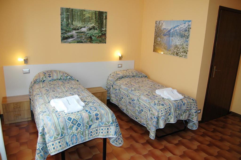Hotel Desenzano ديسينسانو ديل غاردا الغرفة الصورة