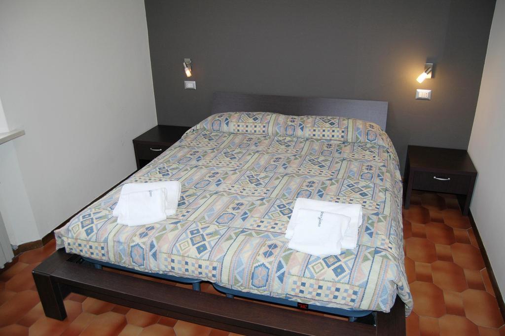 Hotel Desenzano ديسينسانو ديل غاردا الغرفة الصورة