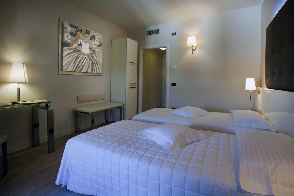 Hotel Desenzano ديسينسانو ديل غاردا الغرفة الصورة
